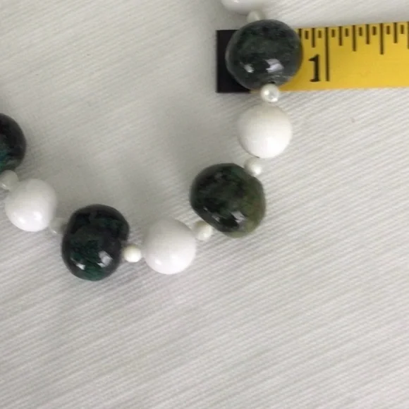 Woman’s Stone Necklace with clasp color green white some red - Picture 4 of 5